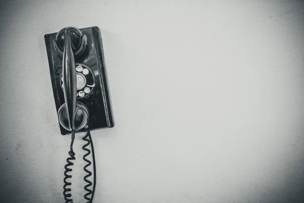 Fekete antik vintage analóg telefon tárcsázás vagy tekerő régi falon telefon. Lépjen kapcsolatba velünk koncepció. — Stock Fotó