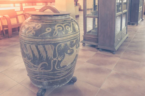 Asiatico serbatoio d'acqua tradizionale, vaso d'acqua smaltato con motivi drago in casa tailandese . — Foto Stock