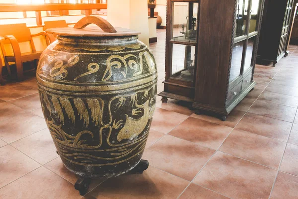 Asya geleneksel su deposu, sırlı su kavanoz Thai house ejderha desenlerle. — Stok fotoğraf