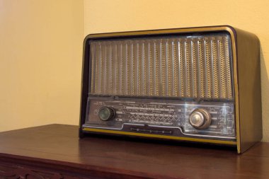 Ahşap antika antika analog radyo ahşap masa üzerinde radyo arama ile.