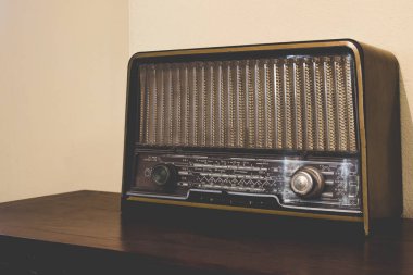 Ahşap antika antika analog radyo ahşap masa üzerinde radyo arama ile.