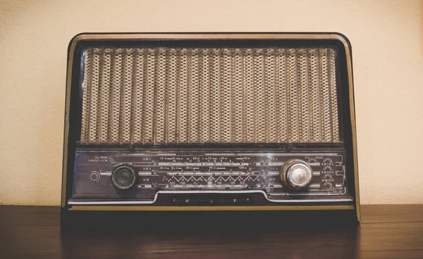 Drewna vintage antyczne łączności radiowej z tarczą radio na drewnianym stole. — Zdjęcie stockowe