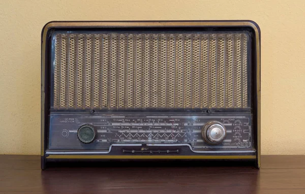 Radio analógica antigua de madera vintage con esfera de radio en mesa de madera . — Foto de Stock