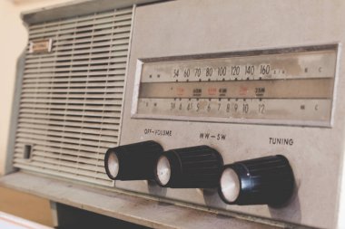 Vintage antik analog radyo veya ahşap masa üzerinde radyo arama ile transistör radyo.