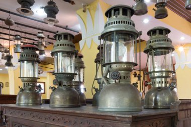 Grup eski vintage fırtına fenerler, kasırga lamba vintage dolap ahşap üzerine koy. Vintage lamba kavramı.