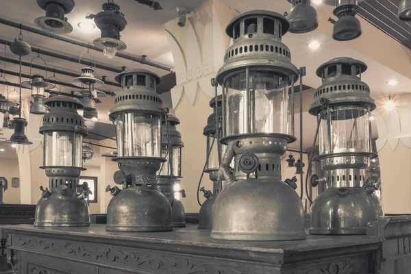 Grup eski vintage fırtına fenerler, kasırga lamba vintage dolap ahşap üzerine koy. Vintage lamba kavramı.