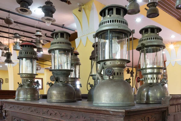 Grup eski vintage fırtına fenerler, kasırga lamba vintage dolap ahşap üzerine koy. Vintage lamba kavramı.