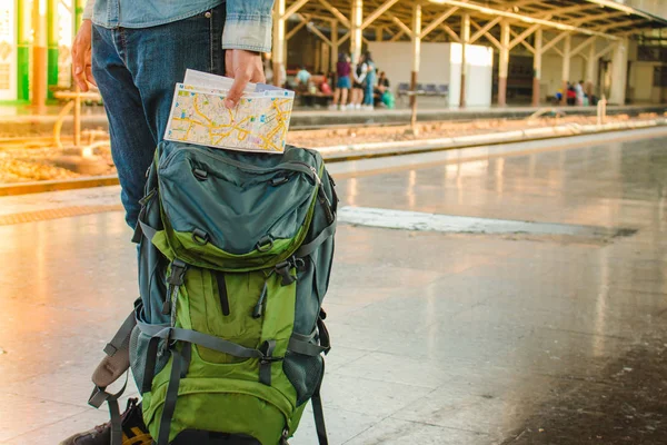 Mochilero esperando un viaje largo en la estación de tren con mochila. Concepto de viaje con filtro blanco y negro . — Foto de Stock