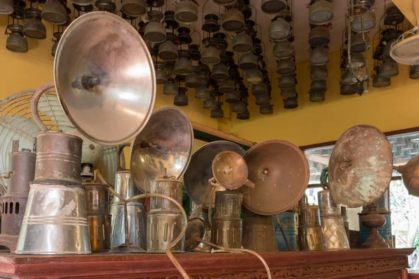 Grup eski vintage fırtına fenerler, kasırga lamba vintage dolap ahşap üzerine koy. Vintage lamba kavramı.