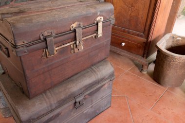 Bir yığın halinde geçmişte kullanılan eski ahşap antika seyahat göğüs. Antika arka plan olarak tonlu görüntü.