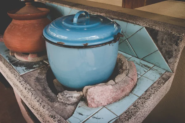 Antik pot çinko ve kil pot Çin mangal Asya evde koymak. — Stok fotoğraf