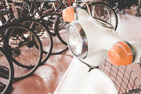 Branco Japão Clássico Motocicleta Parque Uma Casa Asiática — Fotografia de Stock