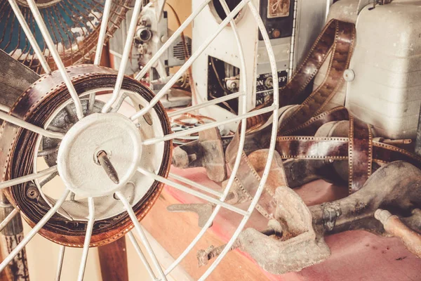 Masadaki Bölümde Kullanılan Klasik Film Projektörünün Eski Ekipmanları — Stok fotoğraf