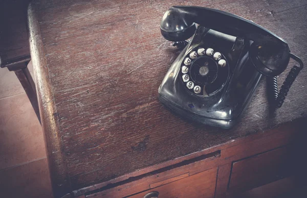 Fekete Antik Vintage Analóg Telefon Tárcsázás Vagy Görgetés Telefon Asztalon — Stock Fotó