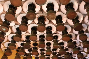 Eski tip fırtına fenerlerinden oluşan bir grup tavan tahtasına asılmış kasırga lambası. Klasik lamba konsepti.