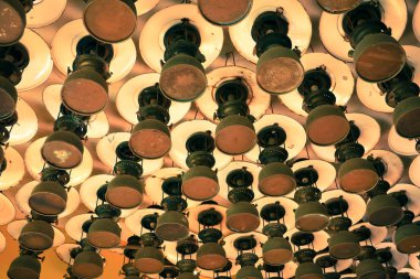 Eski tip fırtına fenerlerinden oluşan bir grup tavan tahtasına asılmış kasırga lambası. Klasik lamba konsepti.