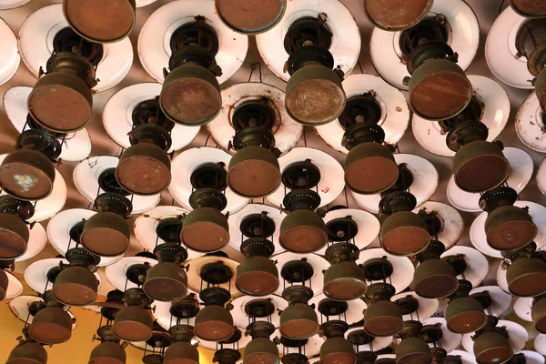 Eski tip fırtına fenerlerinden oluşan bir grup tavan tahtasına asılmış kasırga lambası. Klasik lamba konsepti.