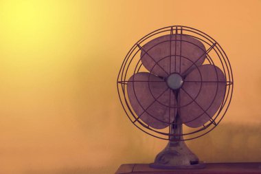 Antika tablo fan elektrik solunum cihazına vintage tarzı etkisi ile ahşap masa. Vintage fan kavramı.