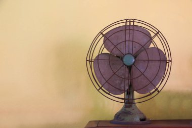 Antika tablo fan elektrik solunum cihazına vintage tarzı etkisi ile ahşap masa. Vintage fan kavramı.
