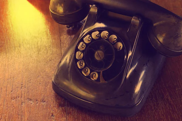 Preto Antigo Vintage Telefone Analógico Discagem Rolagem Telefone Mesa Madeira — Fotografia de Stock