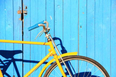 Güneşin arka planında, eski, sarı, antika bir duvar var..