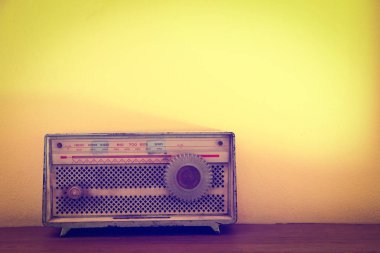 Ahşap antika antika analog radyo ahşap masa üzerinde radyo arama ile.