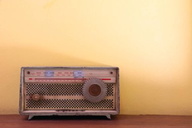 Ahşap antika antika analog radyo ahşap masa üzerinde radyo arama ile.
