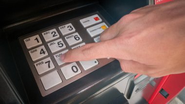 El, eski otomatik vezne makinesi (Bankamatik PIN kodunu girme yakın çekim).