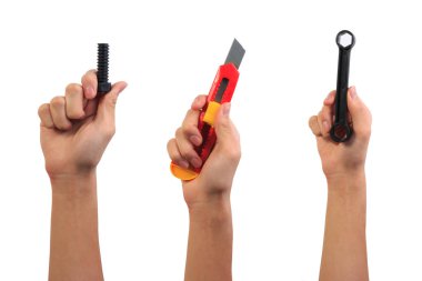 Mühendis aracı oyuncak kavramı. Çocuk el vidalı cıvata somunu, kesici ve boşluk ile beyaz arka plan üzerinde izole anahtarı oyuncak aracı tutarak.