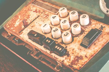 Eski antika kasalar, hesap makineleri ya da antika hesapları eski bir markette..