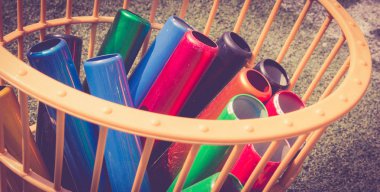 Bir sürü renkli okul copu koşu yarışması için bir sepette hazırlanıyor. Spor ekipmanları konsepti.