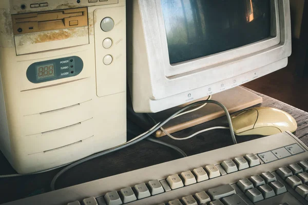 Close Uso Antigo Obsoleto Casa Computador Pessoal Madeira Mesa Velha — Fotografia de Stock