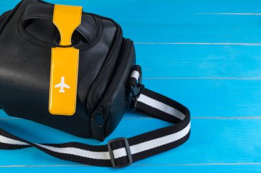 Boş Bagaj etiketi etiketinde kamera çantası ya da fotoğrafçı çanta seyahat sigortası ile kapatın. Bir sırt çantası için seyahat sigortası etiket bağlı.