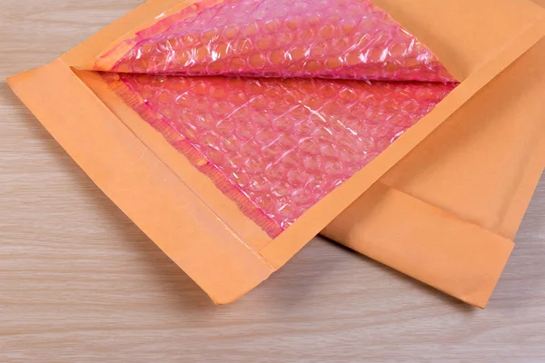 Offen Benutzter Gelber Blanko Umschlag Mit Transparenter Luftpolsterfolie Oder Verpackung — Stockfoto