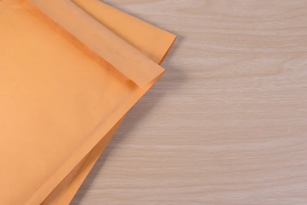 Gele Lege Envelop Gebruikt Met Transparante Noppenfolie Verpakking Schokbestendige Houten — Stockfoto