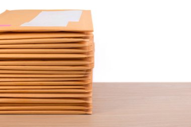 Bubble Wrap yığın posta zarfların üstüne beyaz arka plan rengi ahşap masa üzerinde sıfır. Zarf ambalaj darbeye dayanıklı yığın kavramı.