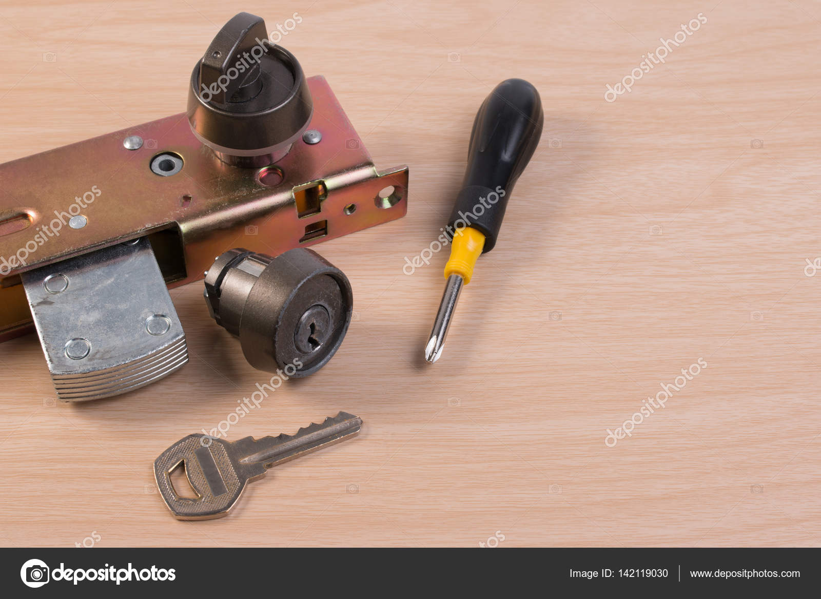 Assembly of aluminium door lock for installation, adjustment or repair