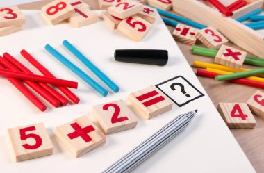 Eğitici çocuk matematik oyuncak ahşap tahta sopa oyunu çocuklar matematik sınıf anaokulu kümesinde sayma. Matematik oyuncak çocuk kavramı.