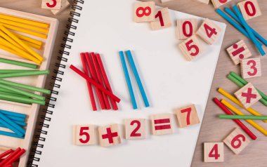 Eğitici çocuk matematik oyuncak ahşap tahta sopa oyunu çocuklar matematik sınıf anaokulu kümesinde sayma. Matematik oyuncak çocuk kavramı.
