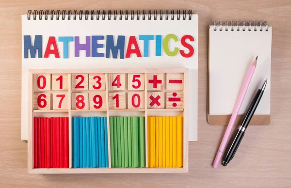 教育子供数学おもちゃ木の板スティック ゲーム子供数学クラス幼稚園のセットを数えます。数学おもちゃ子供の概念. — ストック写真