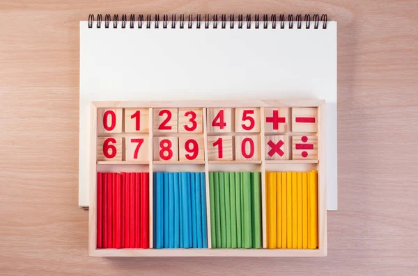 Educativo niños matemáticas juguete tablero de madera palo juego de contar conjunto en niños clases de matemáticas jardín de infantes. Matemáticas juguete concepto de niños . — Foto de Stock