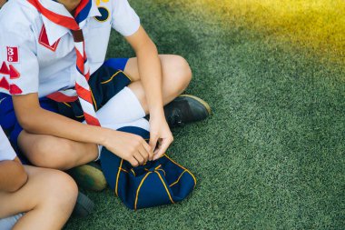 Asya greensward için oturup izci grubu zaman sakin ol. Asya izci genel Tekdüzen kavramı.