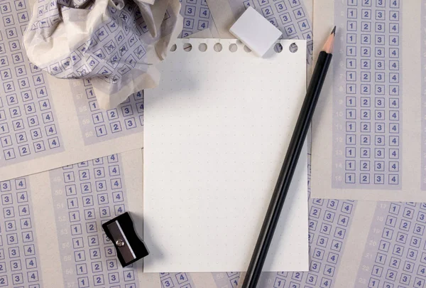Rellenar la hoja de respuesta con lápiz, sacapuntas y reducción de papel. Cruza la respuesta correcta en el cuadro con la respuesta en blanco. Conjunto de hoja de respuesta de opción múltiple . — Foto de Stock