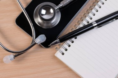 Steteskop ve sağlık güvenlik denetimi akıllı kalem. Stetoskop Smartphone güvenlik smartphone cep telefonu ile kontrol. Doktor kişi veya randevu kavramı.