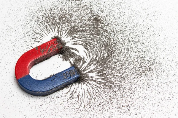 Magnete che attrae il potere del ferro con la forza magnetica attraverso lente d'ingrandimento. Sperimentazione scientifica in classe di scienze a scuola . — Foto Stock