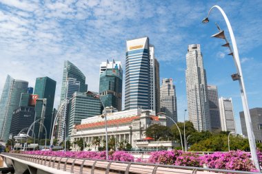 Singapur - 21 Mar 2017: Singapur şehir manzarası veya cityscape ve finans bölgesine. Anderson Köprüsü'nde sokak yürüyüş 21 Şubat 2017 üzerinde Singapur'da ateş.