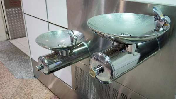 Kostenloses Trinkwasser oder Trinkbrunnen für Reisende bei der Abreise vom Flughafen. Öffentliches Trinkwasserkonzept. — Stockfoto