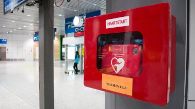 Kuala Lumpur - Mar 23: Heartstart defibrilatör yükleme genel konumu Kuala Lumpur Uluslararası Havaalanı Kalkış içinde hayat kurtaran Kardiyopulmoner resüsitasyon Malezya 23 Şubat 2017 sağlamak için hazırlanan için.