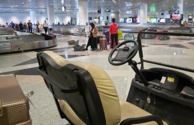 Sepeti veya araba golf Kuala Lumpur International Airport (KLIA) hizmeti ve polis güvenlik Monitor Havaalanı çevresinde üzerinde kullanılmakta 23 Mar 2014 Kuala Lumpur, Malezya.