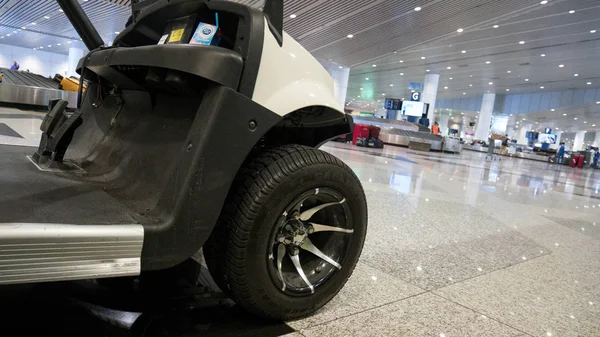 Sepeti veya araba golf Kuala Lumpur International Airport (KLIA) hizmeti ve polis güvenlik Monitor Havaalanı çevresinde üzerinde kullanılmakta 23 Mar 2014 Kuala Lumpur, Malezya.